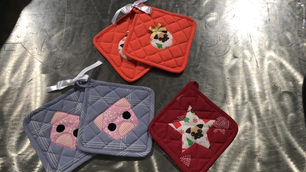 PRESINE CUCINA RICAMATE, realizzate a mano NUMERO PEZZI DISPONIBILI: n 2 coppie + 1 singola Natale CONTRIBUTO MINIMO RICHIESTO : € 12 x coppia\ inclusa spedizione PER ORDINARE: Invia un'email a leonspugrescue@gmail.com , specificando ordine CON NOME ARTICOLO e indirizzo di spedizione. Invia il tuo contributo tramite bonifico bancario a: LEON S PUG RESCUE SALVACARLINO UNICREDIT ( MILANO) IT 94 D 02008 01623 000101415047 oppure puoi versare il tuo contributo utilizzando l'opzione paypal direttamente accessibile dal nostro sito internet PERFAVORE CONTATTACI PER ACCERTARTI CHE L'ARTICOLO SIA ANCORA DISPONIBILE PRIMA DI INVIARE IL TUO CONTRIBUTO !