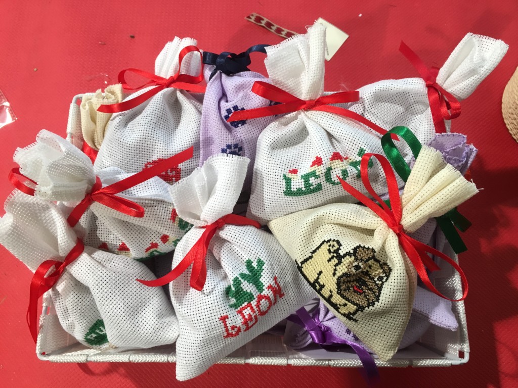 SACCHETTI PROFUMA BIANCHERIA PROFUMA ARMADI, RiCAMATI PUNTO CROCE IMBOTTITI LAVANDA NUMERO PEZZI DISPONIBILI n 10 contributo minimo richiesto € 12 inclusa la spedizione PER ORDINARE: Invia un'email a leonspugrescue@gmail.com , specificando ordine e indirizzo di spedizione. Invia il tuo contributo tramite bonifico bancario a: LEON S PUG RESCUE SALVACARLINO UNICREDIT ( MILANO) IT 94 D 02008 01623 000101415047 oppure puoi versare il tuo contributo utilizzando l'opzione paypal direttamente accessibile dal nostro sito internet