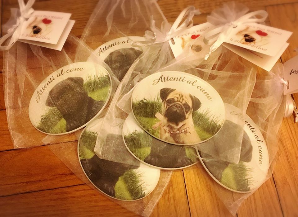 PUG DOOR SIGNS Ideate, realizzate e donate al Rescue dalla speciale mamma salvacarlina Alessandra NUMERO PEZZI DISPONIBILI :n 3 carlino nero contributo minimo richiesto € 12 inclusa la spedizione
