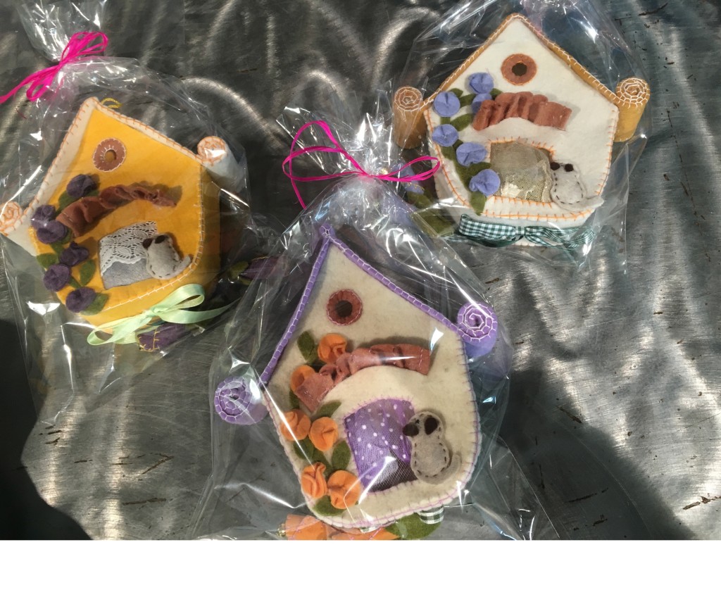 CASA CARLINA IN PANNO LENCI. interamente realizzate a mano NUMERO PEZZI DISPONIBILI: n 3, visibili CONTRIBUTO MINIMO RICHIESTO : € 35 inclusa spedizione PER ORDINARE: Invia un'email a leonspugrescue@gmail.com , specificando ordine CON NOME ARTICOLO e indirizzo di spedizione. Invia il tuo contributo tramite bonifico bancario a: LEON S PUG RESCUE SALVACARLINO UNICREDIT ( MILANO) IT 94 D 02008 01623 000101415047 oppure puoi versare il tuo contributo utilizzando l'opzione paypal direttamente accessibile dal nostro sito internet PERFAVORE CONTATTACI PER ACCERTARTI CHE L'ARTICOLO SIA ANCORA DISPONIBILE PRIMA DI INVIARE IL TUO CONTRIBUTO !