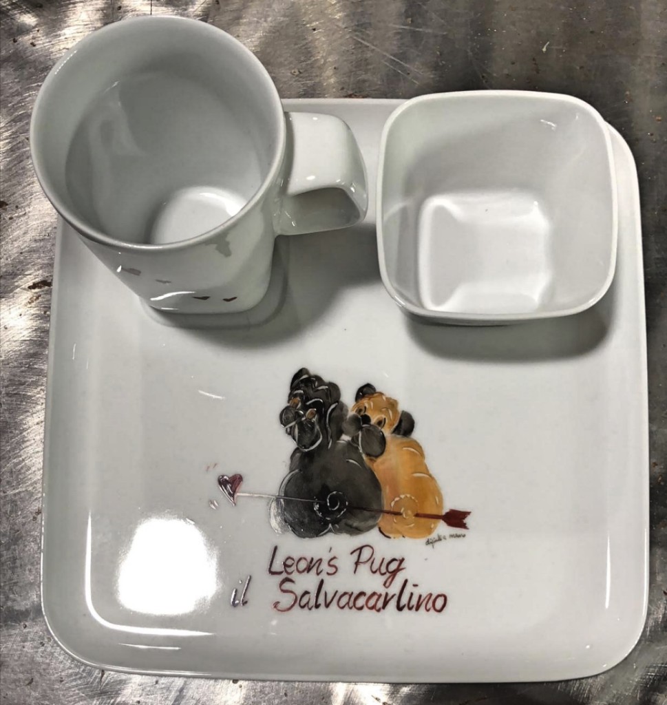 SET COLAZIONE LEON'S PUG IN PORCELLANA NUMERO PEZZI DISPONIBILI: misura L : n 4 CONTRIBUTO MINIMO RICHIESTO : € 40 inclusa spedizione PER ORDINARE: Invia un'email a leonspugrescue@gmail.com , specificando ordine CON NOME ARTICOLO e indirizzo di spedizione. Invia il tuo contributo tramite bonifico bancario a: LEON S PUG RESCUE SALVACARLINO UNICREDIT ( MILANO) IT 94 D 02008 01623 000101415047 oppure puoi versare il tuo contributo utilizzando l'opzione paypal direttamente accessibile dal nostro sito internet PERFAVORE CONTATTACI PER ACCERTARTI CHE L'ARTICOLO SIA ANCORA DISPONIBILE PRIMA DI INVIARE IL TUO CONTRIBUTO !