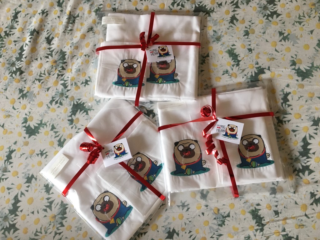 SET LENZUOLINO BABY + federa MINI PUG HERO realizzato a mano DISPONIBILITA' : 3 CONTRIBUTO MINIMO RICHIESTO : € 40 inclusa spedizione PER ORDINARE: Invia un'email a leonspugrescue@gmail.com , specificando ordine CON NOME ARTICOLO e indirizzo di spedizione. Invia il tuo contributo tramite bonifico bancario a: LEON S PUG RESCUE SALVACARLINO UNICREDIT ( MILANO) IT 94 D 02008 01623 000101415047 oppure puoi versare il tuo contributo utilizzando l'opzione paypal direttamente accessibile dal nostro sito internet PERFAVORE CONTATTACI PER ACCERTARTI CHE L'ARTICOLO SIA ANCORA DISPONIBILE PRIMA DI INVIARE IL TUO CONTRIBUTO !
