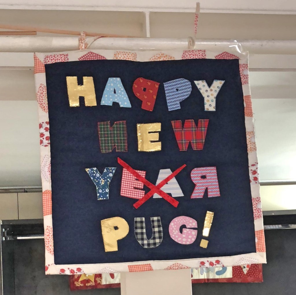 BANNER ( stuoia da parete), realizzata a mano soggetto HAPPY NEW PUG! NUMERO PEZZI DISPONIBILI: 1 CONTRIBUTO MINIMO RICHIESTO : € 35 inclusa spedizione PER ORDINARE: Invia un'email a leonspugrescue@gmail.com , specificando ordine CON NOME ARTICOLO e indirizzo di spedizione. Invia il tuo contributo tramite bonifico bancario a: LEON S PUG RESCUE SALVACARLINO UNICREDIT ( MILANO) IT 94 D 02008 01623 000101415047 oppure puoi versare il tuo contributo utilizzando l'opzione paypal direttamente accessibile dal nostro sito internet PERFAVORE CONTATTACI PER ACCERTARTI CHE L'ARTICOLO SIA ANCORA DISPONIBILE PRIMA DI INVIARE IL TUO CONTRIBUTO !