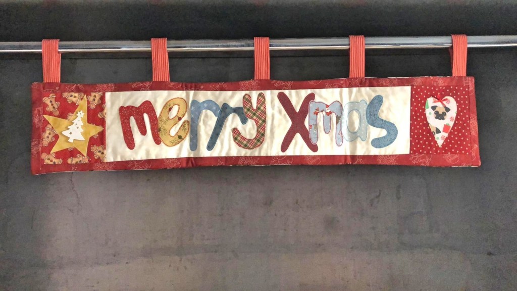 BANNER (stuoia da parete), realizzata a mano soggetto MERRY XMAS! NUMERO PEZZI DISPONIBILI: 1 CONTRIBUTO MINIMO RICHIESTO : € 35 inclusa spedizione PER ORDINARE: Invia un'email a leonspugrescue@gmail.com , specificando ordine CON NOME ARTICOLO e indirizzo di spedizione. Invia il tuo contributo tramite bonifico bancario a: LEON S PUG RESCUE SALVACARLINO UNICREDIT ( MILANO) IT 94 D 02008 01623 000101415047 oppure puoi versare il tuo contributo utilizzando l'opzione paypal direttamente accessibile dal nostro sito internet PERFAVORE CONTATTACI PER ACCERTARTI CHE L'ARTICOLO SIA ANCORA DISPONIBILE PRIMA DI INVIARE IL TUO CONTRIBUTO !