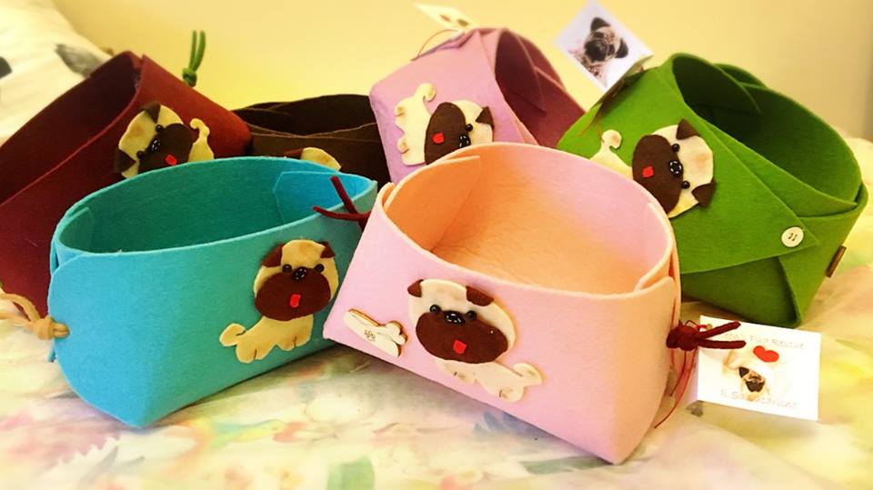 SVUOTATASCHE in PANNOLENCI -misura grande Ideati, realizzati e donati al Rescue dalla speciale mamma salvacarlina Patrizia NUMERO PEZZI DISPONIBILI : 4 ( rosa\ azzurro\ verde\marrone) contributo minimo richiesto € 25 inclusa la spedizione