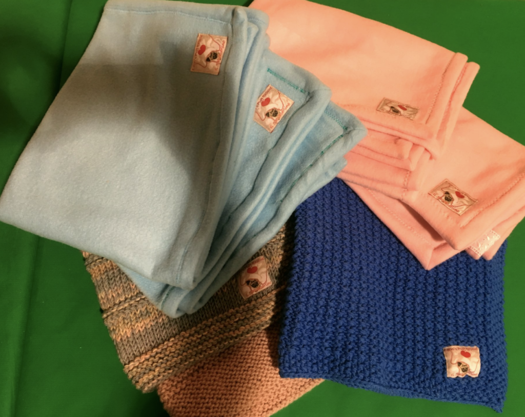 COPERTINE LEON'S MORBIDISSIME IN PILE O IN LANA LEGGERA numero px disponibili : 2 rosa\ 2 azzurro\ 2 lana CONTRIBUTO BENEFICO RICHIESTO : € 18 inclusa spedizione PER ORDINARE: Invia un'email a leonspugrescue@gmail.com , specificando ordine CON NOME ARTICOLO e indirizzo di spedizione. Invia il tuo contributo tramite bonifico bancario a: LEON S PUG RESCUE SALVACARLINO UNICREDIT ( MILANO) IT 94 D 02008 01623 000101415047 oppure puoi versare il tuo contributo utilizzando l'opzione paypal direttamente accessibile dal nostro sito internet PERFAVORE CONTATTACI PER ACCERTARTI CHE L'ARTICOLO SIA ANCORA DISPONIBILE PRIMA DI INVIARE IL TUO CONTRIBUTO !