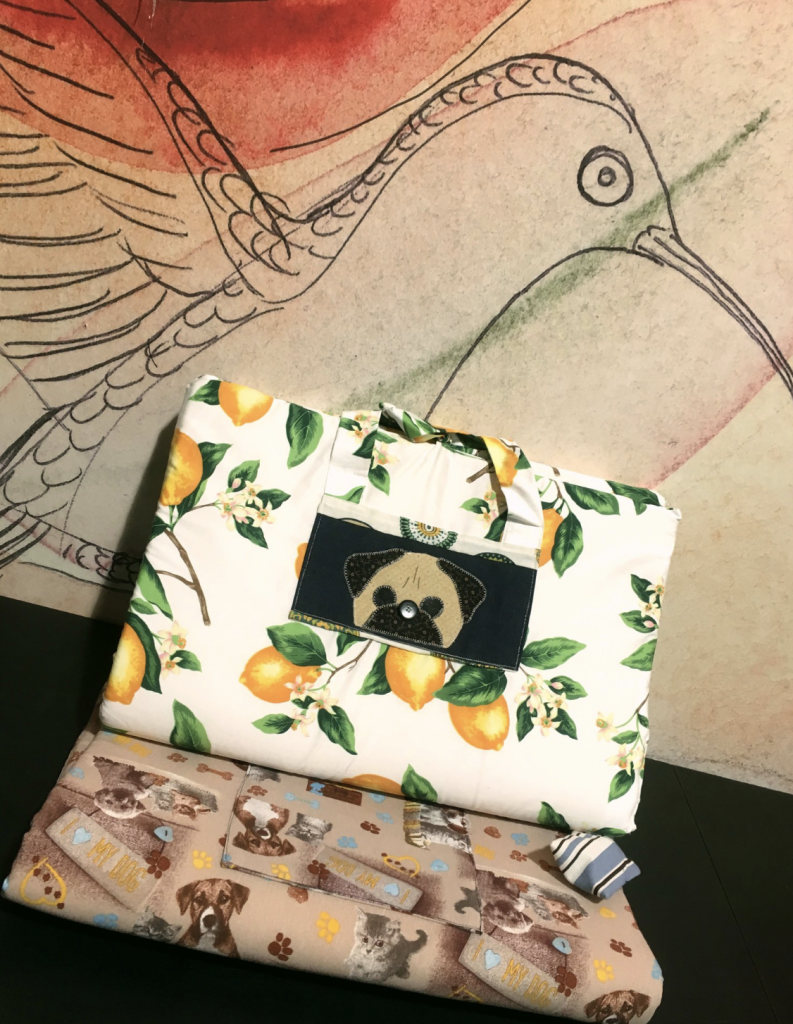 MATERASSINO PIEGHEVOLE Bellissimi e morbidissimi, si piegano e si portano come una borsa , pronti per diventare comodi materassini per il vostro carlino in qualsiasi momento! NUMERO PEZZI DISPONIBILI: ultimi 2 rimasti, fantasie visibili CONTRIBUTO BENEFICO RICHIESTO : € 30 inclusa spedizione PER ORDINARE: Invia un'email a leonspugrescue@gmail.com , specificando ordine CON NOME ARTICOLO e indirizzo di spedizione. Invia il tuo contributo tramite bonifico bancario a: LEON S PUG RESCUE SALVACARLINO UNICREDIT ( MILANO) IT 94 D 02008 01623 000101415047 oppure puoi versare il tuo contributo utilizzando l'opzione paypal direttamente accessibile dal nostro sito internet PERFAVORE CONTATTACI PER ACCERTARTI CHE L'ARTICOLO SIA ANCORA DISPONIBILE PRIMA DI INVIARE IL TUO CONTRIBUTO !