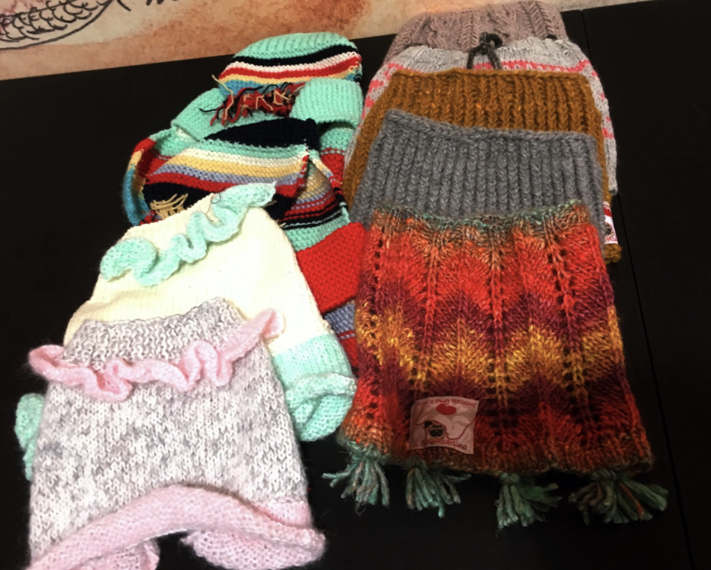 PONCHOS !! per i nostri piccoli Yoda e le nostre piccole Pocahontas! realizzati a mano numero px disponibili : 7 contributo benefico richiesto : small € 20 incl. spedizione PER ORDINARE: Invia un'email a leonspugrescue@gmail.com , specificando ordine CON NOME ARTICOLO e indirizzo di spedizione. Invia il tuo contributo tramite bonifico bancario a: LEON S PUG RESCUE SALVACARLINO UNICREDIT ( MILANO) IT 94 D 02008 01623 000101415047 oppure puoi versare il tuo contributo utilizzando l'opzione paypal direttamente accessibile dal nostro sito internet PERFAVORE CONTATTACI PER ACCERTARTI CHE L'ARTICOLO SIA ANCORA DISPONIBILE PRIMA DI INVIARE IL TUO CONTRIBUTO !