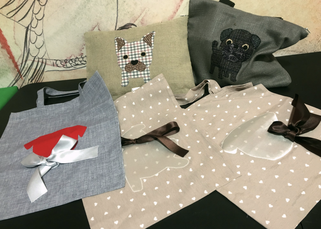 BORSE TELA realizzate a mano NUMERO PEZZI DISPONIBILI: 3 ( shopper beige musetto carlino\ shopper grigio musetto carlino\ tela ricamo bullo) CONTRIBUTO BENEFICO RICHIESTO : € 20 inclusa spedizione PER ORDINARE: Invia un'email a leonspugrescue@gmail.com , specificando ordine CON NOME ARTICOLO e indirizzo di spedizione. Invia il tuo contributo tramite bonifico bancario a: LEON S PUG RESCUE SALVACARLINO UNICREDIT ( MILANO) IT 94 D 02008 01623 000101415047 oppure puoi versare il tuo contributo utilizzando l'opzione paypal direttamente accessibile dal nostro sito internet PERFAVORE CONTATTACI PER ACCERTARTI CHE L'ARTICOLO SIA ANCORA DISPONIBILE PRIMA DI INVIARE IL TUO CONTRIBUTO !