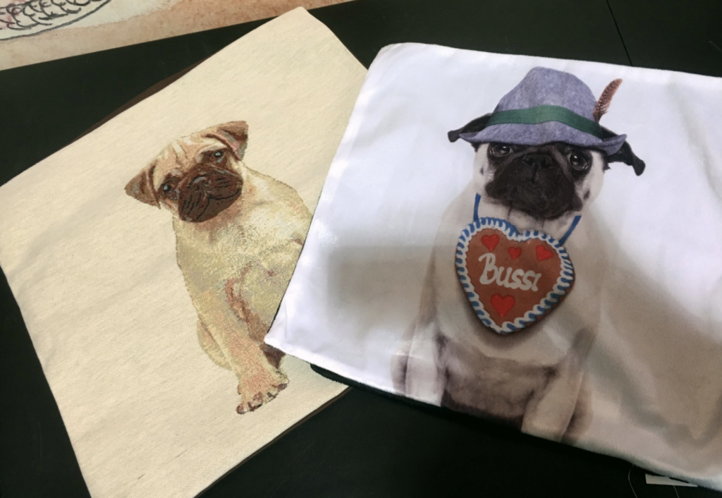 COPRICUSCINI NUMERO PEZZI DISPONIBILI: carlino alpino n 2 \\ contributo benefico richiesto € 15 incl spedizione Vintage pug n 8 \ large\ contributo benefico richiesto € 20 incl spedizione PER ORDINARE: Invia un'email a leonspugrescue@gmail.com , specificando ordine CON NOME ARTICOLO e indirizzo di spedizione. Invia il tuo contributo tramite bonifico bancario a: LEON S PUG RESCUE SALVACARLINO UNICREDIT ( MILANO) IT 94 D 02008 01623 000101415047 oppure puoi versare il tuo contributo utilizzando l'opzione paypal direttamente accessibile dal nostro sito internet PERFAVORE CONTATTACI PER ACCERTARTI CHE L'ARTICOLO SIA ANCORA DISPONIBILE PRIMA DI INVIARE IL TUO CONTRIBUTO !