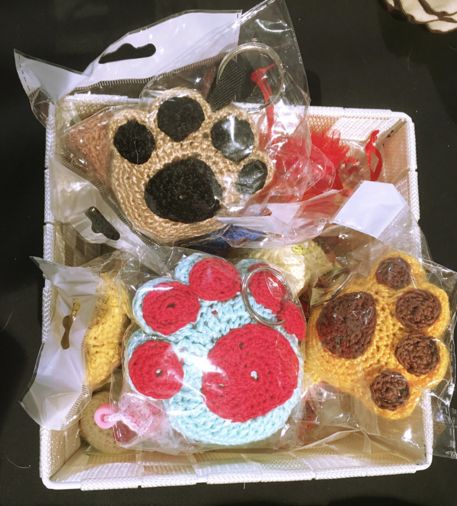 PORTACHIAVI ' AMIGURUMI' ( tecnica di lavorazione giapponese) SOGGETTI MISTI, grandi e piccoli NUMERO PEZZI DISPONIBILI: gli ultimi circa 20! CONTRIBUTO BENEFICO RICHIESTO : € 12 x ordine minimo 2pz\ inclusa spedizione PER ORDINARE: Invia un'email a leonspugrescue@gmail.com , specificando ordine CON NOME ARTICOLO e indirizzo di spedizione. Invia il tuo contributo tramite bonifico bancario a: LEON S PUG RESCUE SALVACARLINO UNICREDIT ( MILANO) IT 94 D 02008 01623 000101415047 oppure puoi versare il tuo contributo utilizzando l'opzione paypal direttamente accessibile dal nostro sito internet PERFAVORE CONTATTACI PER ACCERTARTI CHE L'ARTICOLO SIA ANCORA DISPONIBILE PRIMA DI INVIARE IL TUO CONTRIBUTO !