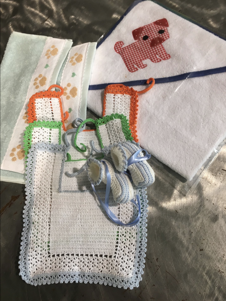 BABY CORNER! numero px ancora disponibili n 3 bavaglini ricamati realizzati a mano n 1 paio scarpine azzurro CONTRIBUTO BENEFICO RICHIESTO : coordinato bavaglino + scarpette azzurro € 35 inclusa spedizione bavaglino singolo : € 20 inclusa spedizione PER ORDINARE: Invia un'email a leonspugrescue@gmail.com , specificando ordine CON NOME ARTICOLO e indirizzo di spedizione. Invia il tuo contributo tramite bonifico bancario a: LEON S PUG RESCUE SALVACARLINO UNICREDIT ( MILANO) IT 94 D 02008 01623 000101415047 oppure puoi versare il tuo contributo utilizzando l'opzione paypal direttamente accessibile dal nostro sito internet PERFAVORE CONTATTACI PER ACCERTARTI CHE L'ARTICOLO SIA ANCORA DISPONIBILE PRIMA DI INVIARE IL TUO CONTRIBUTO