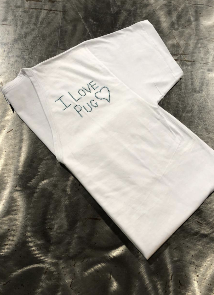 T-SHIRT donna CON APPLICAZIONE IN STRASS SOGGETTO CARLINO \ LEON PUG\ I LOVE PUG NUMERO PEZZI DISPONIBILI: n 1 taglia L contributo minimo richiesto € 25 inclusa la spedizione PER ORDINARE: Invia un'email a leonspugrescue@gmail.com , specificando ordine e indirizzo di spedizione. Invia il tuo contributo tramite bonifico bancario a: LEON S PUG RESCUE SALVACARLINO UNICREDIT ( MILANO) IT 94 D 02008 01623 000101415047 oppure puoi versare il tuo contributo utilizzando l'opzione paypal direttamente accessibile dal nostro sito internet