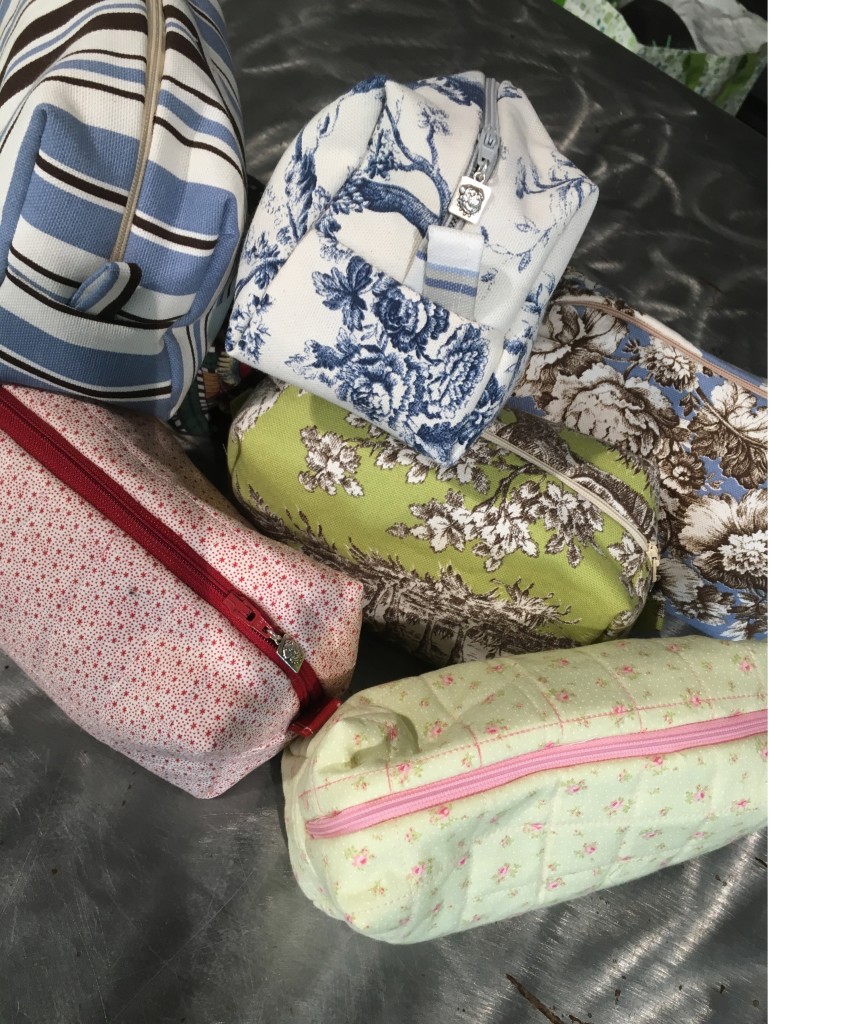 TROUSSE DOWNTON PUG, realizzate a mano! elegantissime, per mamme tres tres chic! il cursore della cerniera è un piccolo musino carlino! NUMERO PEZZI DISPONIBILI: 7 CONTRIBUTO MINIMO RICHIESTO : € 30 inclusa spedizione PER ORDINARE: Invia un'email a leonspugrescue@gmail.com , specificando ordine CON NOME ARTICOLO e indirizzo di spedizione. Invia il tuo contributo tramite bonifico bancario a: LEON S PUG RESCUE SALVACARLINO UNICREDIT ( MILANO) IT 94 D 02008 01623 000101415047 oppure puoi versare il tuo contributo utilizzando l'opzione paypal direttamente accessibile dal nostro sito internet PERFAVORE CONTATTACI PER ACCERTARTI CHE L'ARTICOLO SIA ANCORA DISPONIBILE PRIMA DI INVIARE IL TUO CONTRIBUTO !