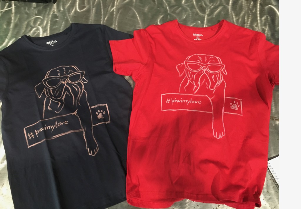 T-SHIRTS UOMO ' PIWI MY LOVE' pezzi unici! NUMERO PEZZI DISPONIBILI: TAGLIA M n 1 blu TAGLIA XL n 1 rosso contributo minimo richiesto € 25 inclusa la spedizione PER ORDINARE: Invia un'email a leonspugrescue@gmail.com , specificando ordine e indirizzo di spedizione. Invia il tuo contributo tramite bonifico bancario a: LEON S PUG RESCUE SALVACARLINO UNICREDIT ( MILANO) IT 94 D 02008 01623 000101415047 oppure puoi versare il tuo contributo utilizzando l'opzione paypal direttamente accessibile dal nostro sito internet