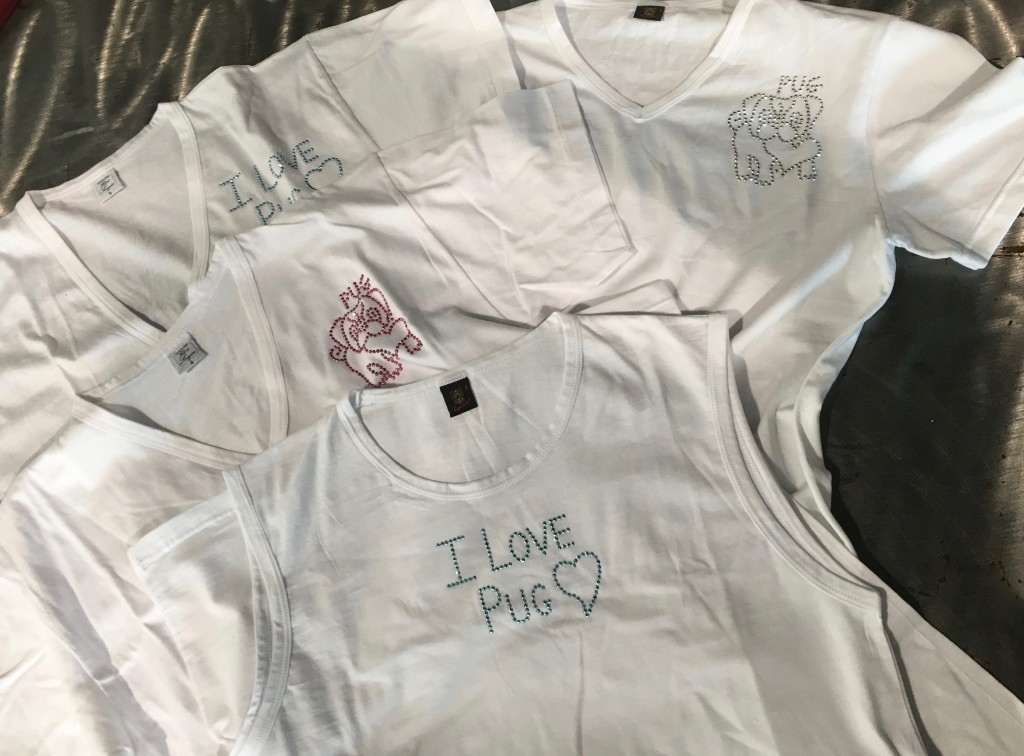 T-SHIRTS donna CON APPLICAZIONE IN STRASS DIAMOND PUG\ I LOVE PUG NUMERO PEZZI DISPONIBILI: t-shirts n 3 taglia L contributo minimo richiesto € 25 inclusa la spedizione PER ORDINARE: Invia un'email a leonspugrescue@gmail.com , specificando ordine e indirizzo di spedizione. Invia il tuo contributo tramite bonifico bancario a: LEON S PUG RESCUE SALVACARLINO UNICREDIT ( MILANO) IT 94 D 02008 01623 000101415047 oppure puoi versare il tuo contributo utilizzando l'opzione paypal direttamente accessibile dal nostro sito internet tag