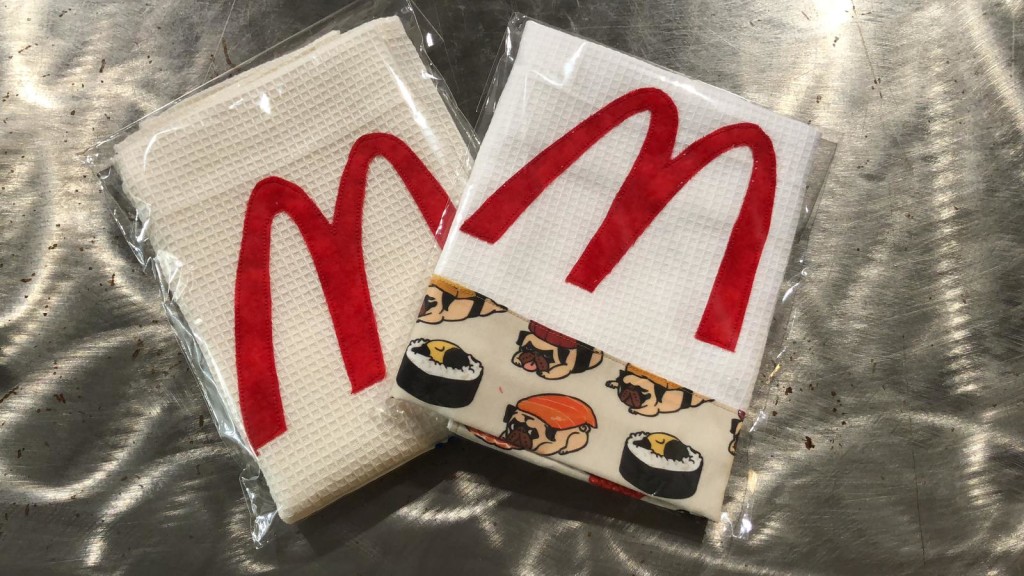 ASCIUGHINI cotone 'MAC PUG', realizzati a mano NUMERO PEZZI DISPONIBILI : n 2 CONTRIBUTO MINIMO RICHIESTO : € 15 cad inclusa spedizione PER ORDINARE: Invia un'email a leonspugrescue@gmail.com , specificando ordine CON NOME ARTICOLO e indirizzo di spedizione. Invia il tuo contributo tramite bonifico bancario a: LEON S PUG RESCUE SALVACARLINO UNICREDIT ( MILANO) IT 94 D 02008 01623 000101415047 oppure puoi versare il tuo contributo utilizzando l'opzione paypal direttamente accessibile dal nostro sito internet PERFAVORE CONTATTACI PER ACCERTARTI CHE L'ARTICOLO SIA ANCORA DISPONIBILE PRIMA DI INVIARE IL TUO CONTRIBUTO !