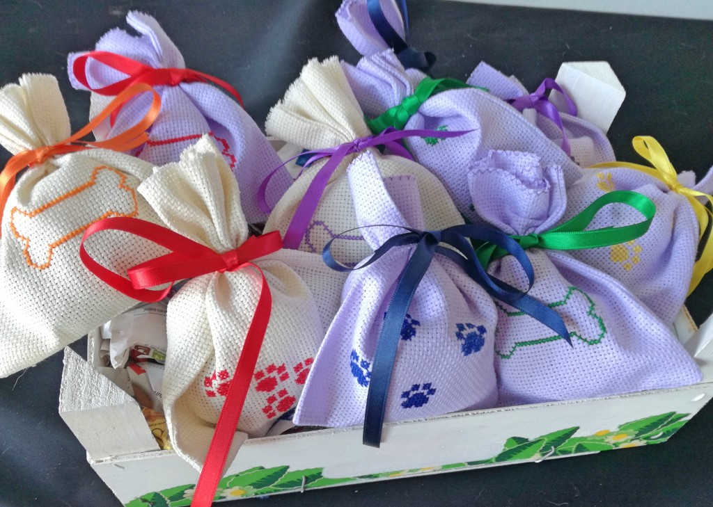 SACCHETTI RiCAMATI PUNTO CROCE IMBOTTITI LAVANDA , PROFUMA BIANCHERIA PROFUMA ARMADI